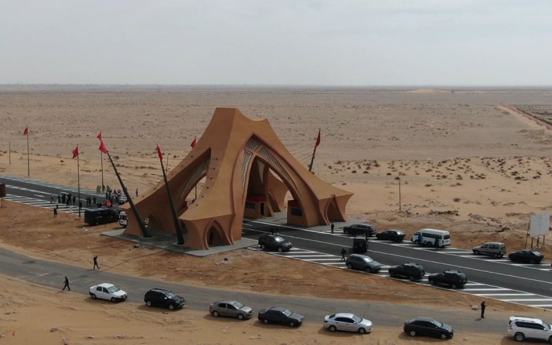 مدخل مدينة العيون بالصحراء المغربية