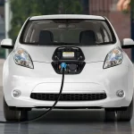 السيارات الكهربائية والهجينة تمثل نحو نصف المبيعات العالمية سنة 2024