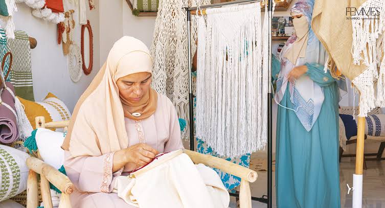 متعاونة مغربية داخل ورشة للخياطة والطرز