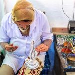 سيدة متعاونة داخل ورشة لتعاونية نسوية