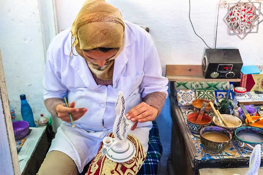سيدة متعاونة داخل ورشة لتعاونية نسوية